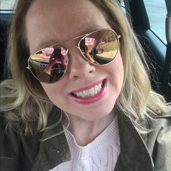 Meet your Posher, Kelly - Picture 2 of 3